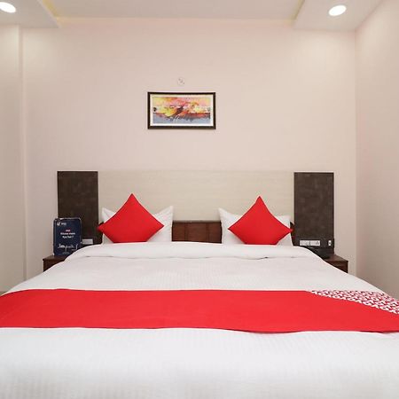 גורקפור Hotel Centre Point מראה חיצוני תמונה