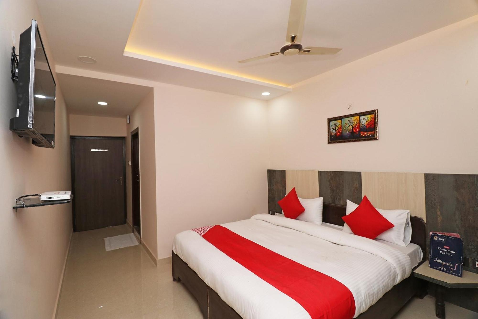 גורקפור Hotel Centre Point מראה חיצוני תמונה
