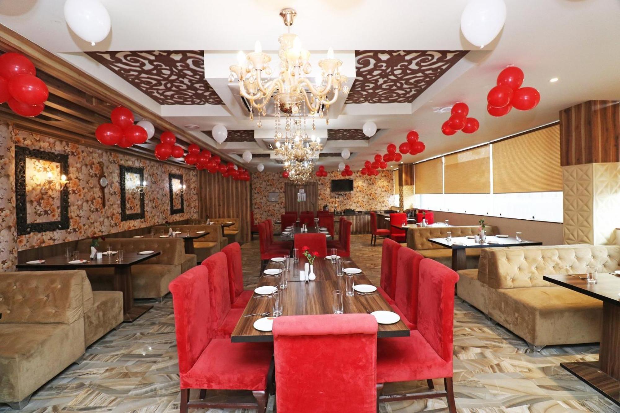 גורקפור Hotel Centre Point מראה חיצוני תמונה