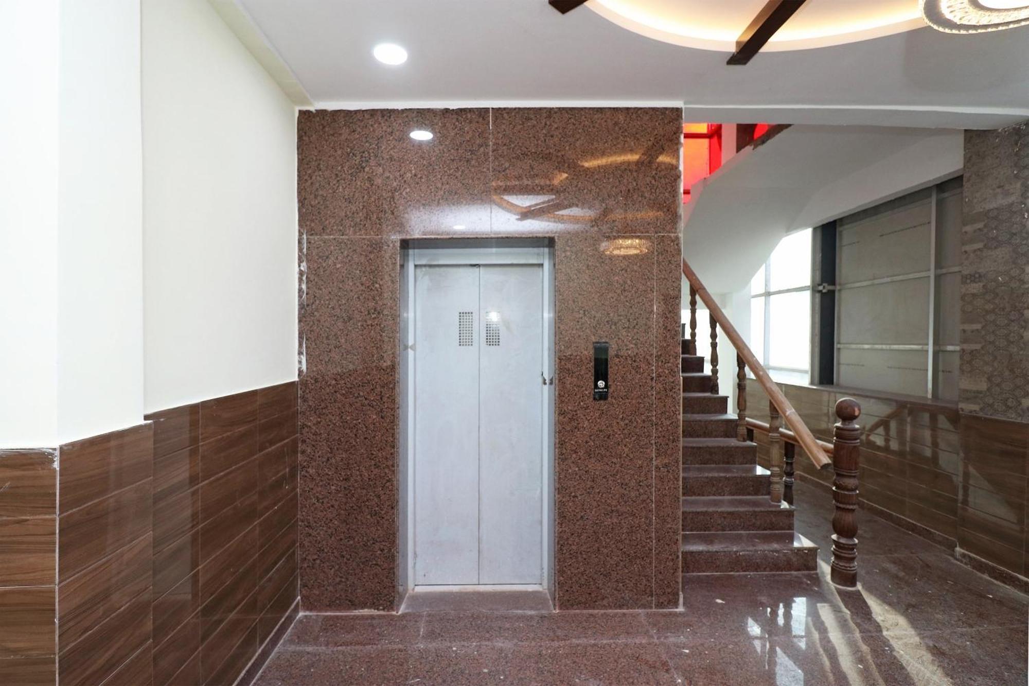 גורקפור Hotel Centre Point מראה חיצוני תמונה