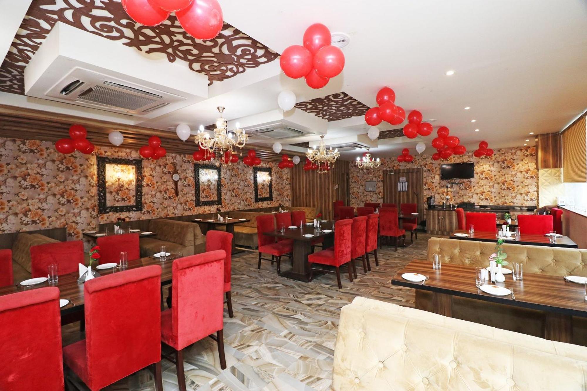 גורקפור Hotel Centre Point מראה חיצוני תמונה