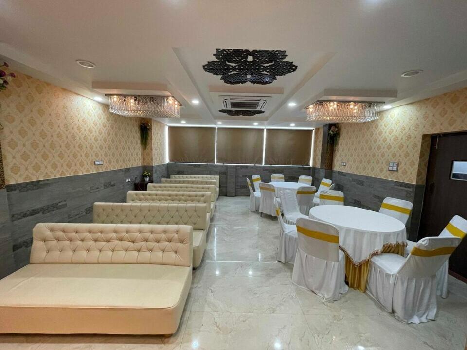 גורקפור Hotel Centre Point מראה חיצוני תמונה