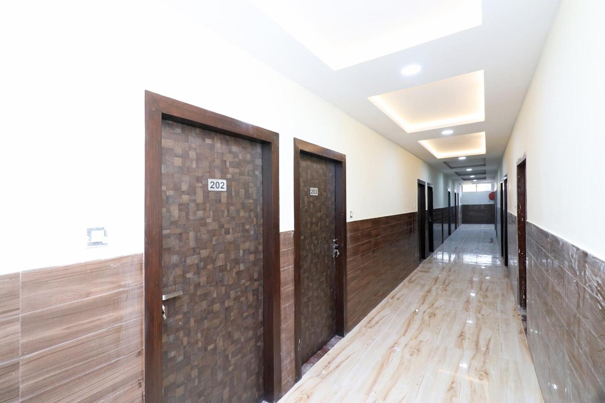 גורקפור Hotel Centre Point מראה חיצוני תמונה