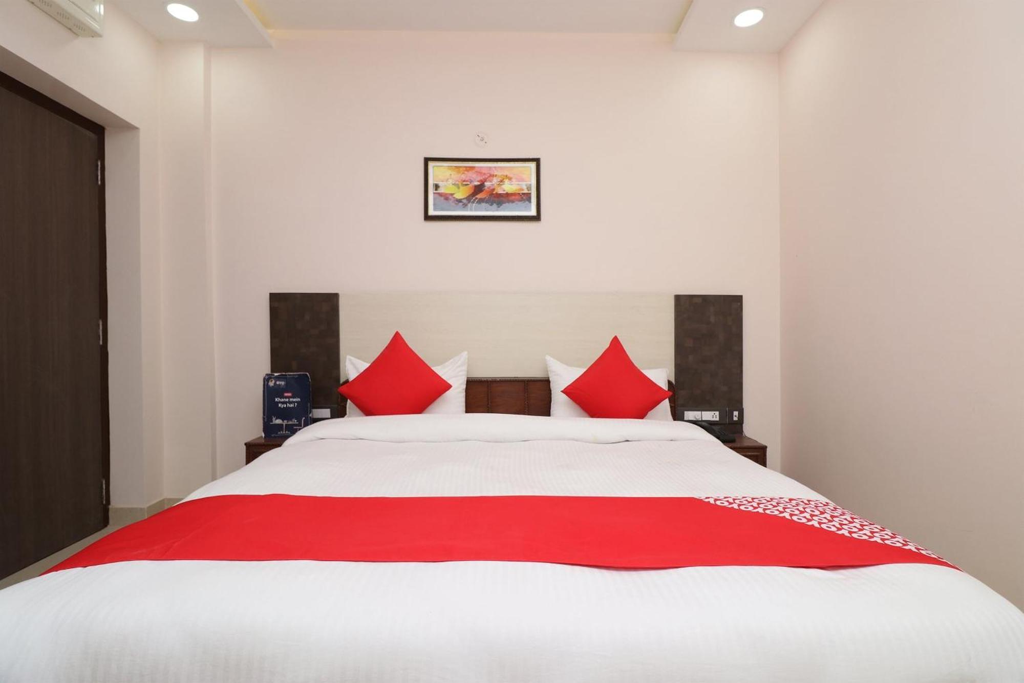 גורקפור Hotel Centre Point מראה חיצוני תמונה