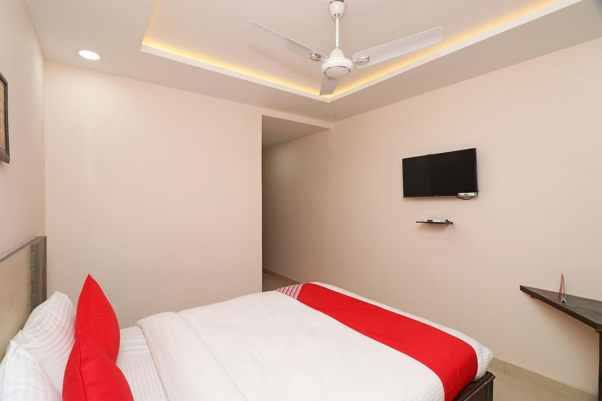 גורקפור Hotel Centre Point מראה חיצוני תמונה