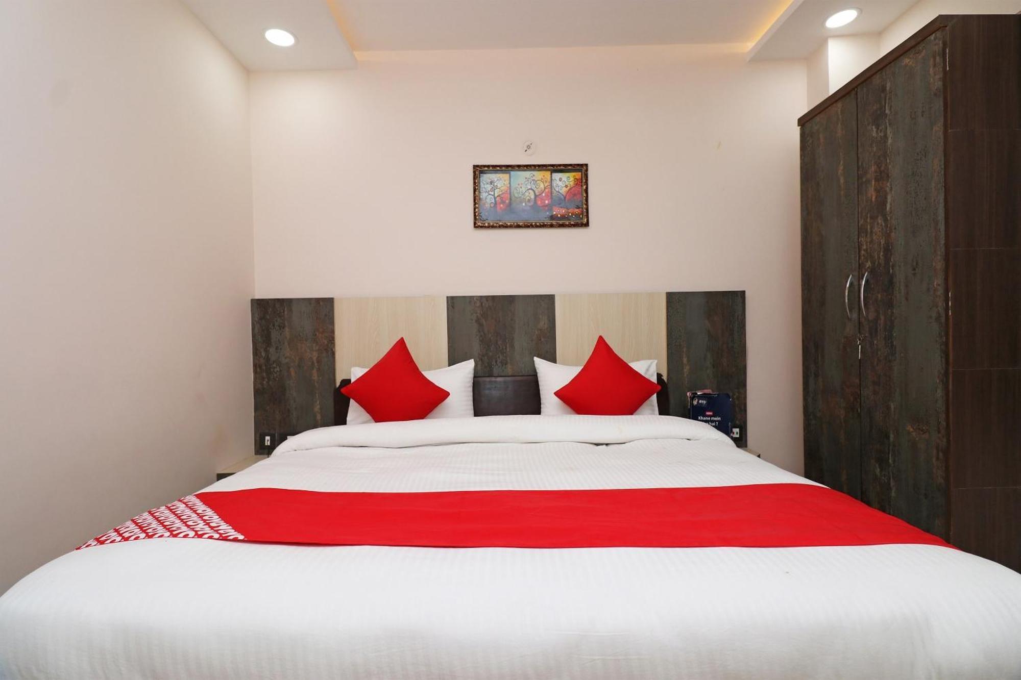 גורקפור Hotel Centre Point מראה חיצוני תמונה