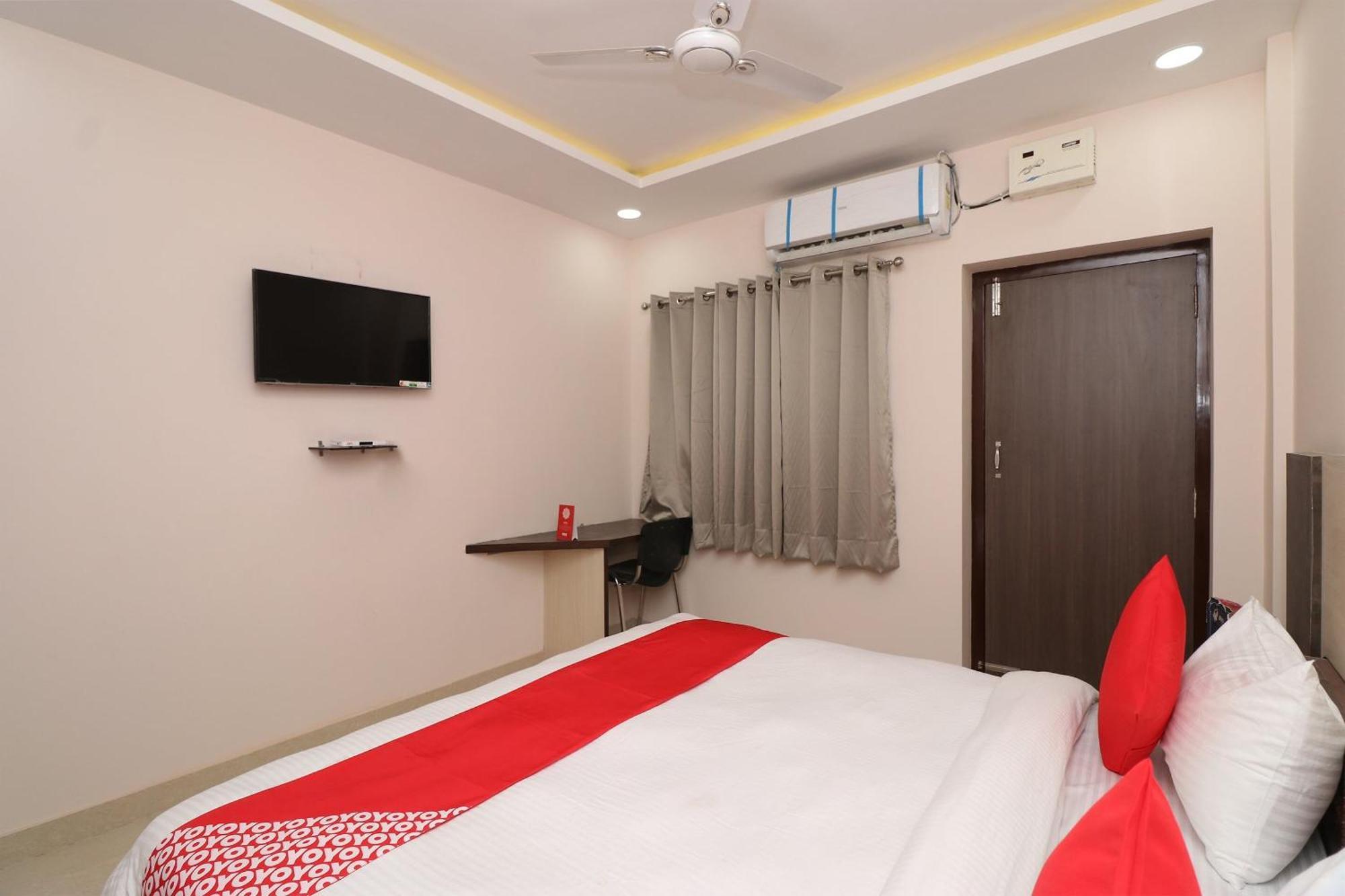 גורקפור Hotel Centre Point מראה חיצוני תמונה