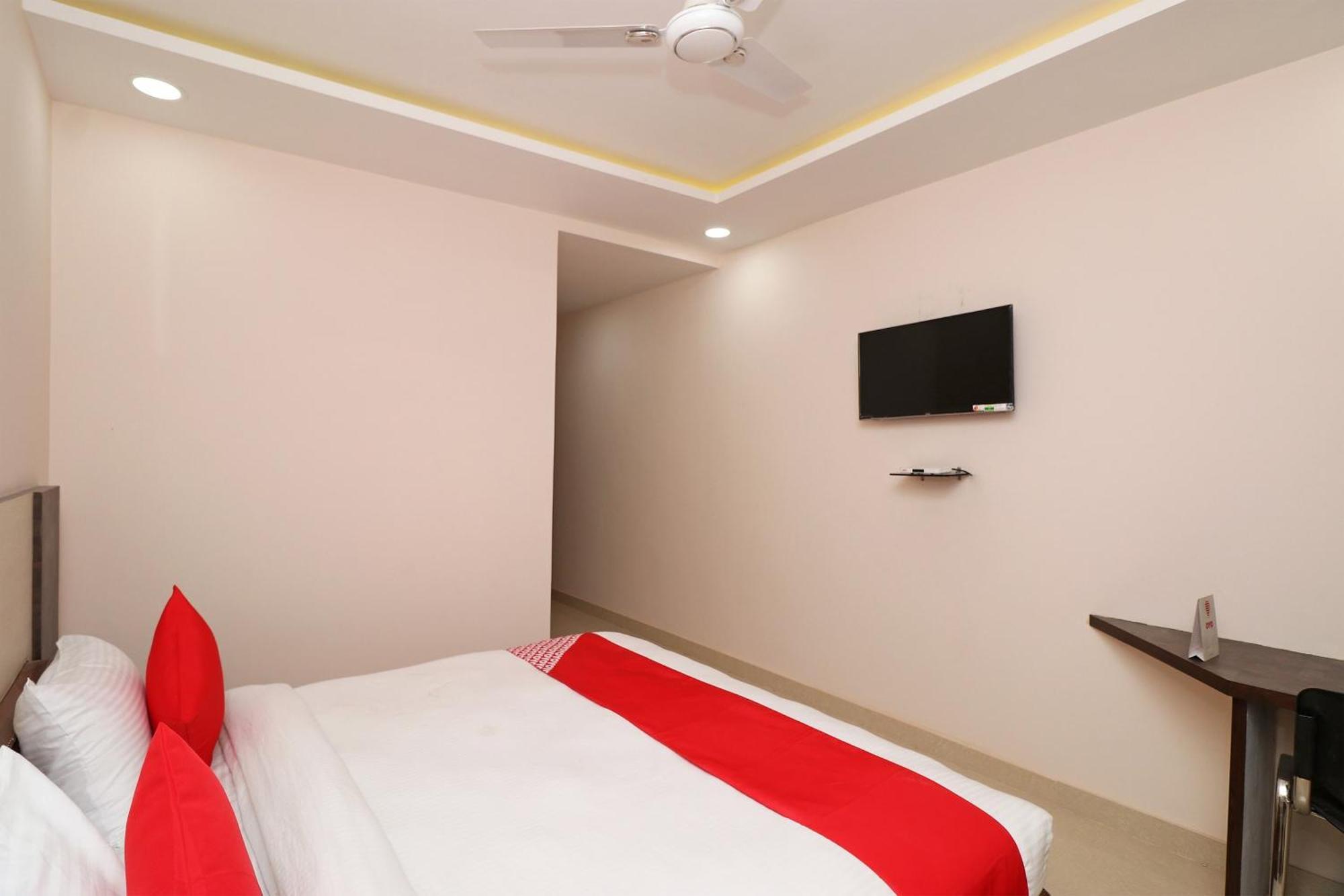 גורקפור Hotel Centre Point מראה חיצוני תמונה