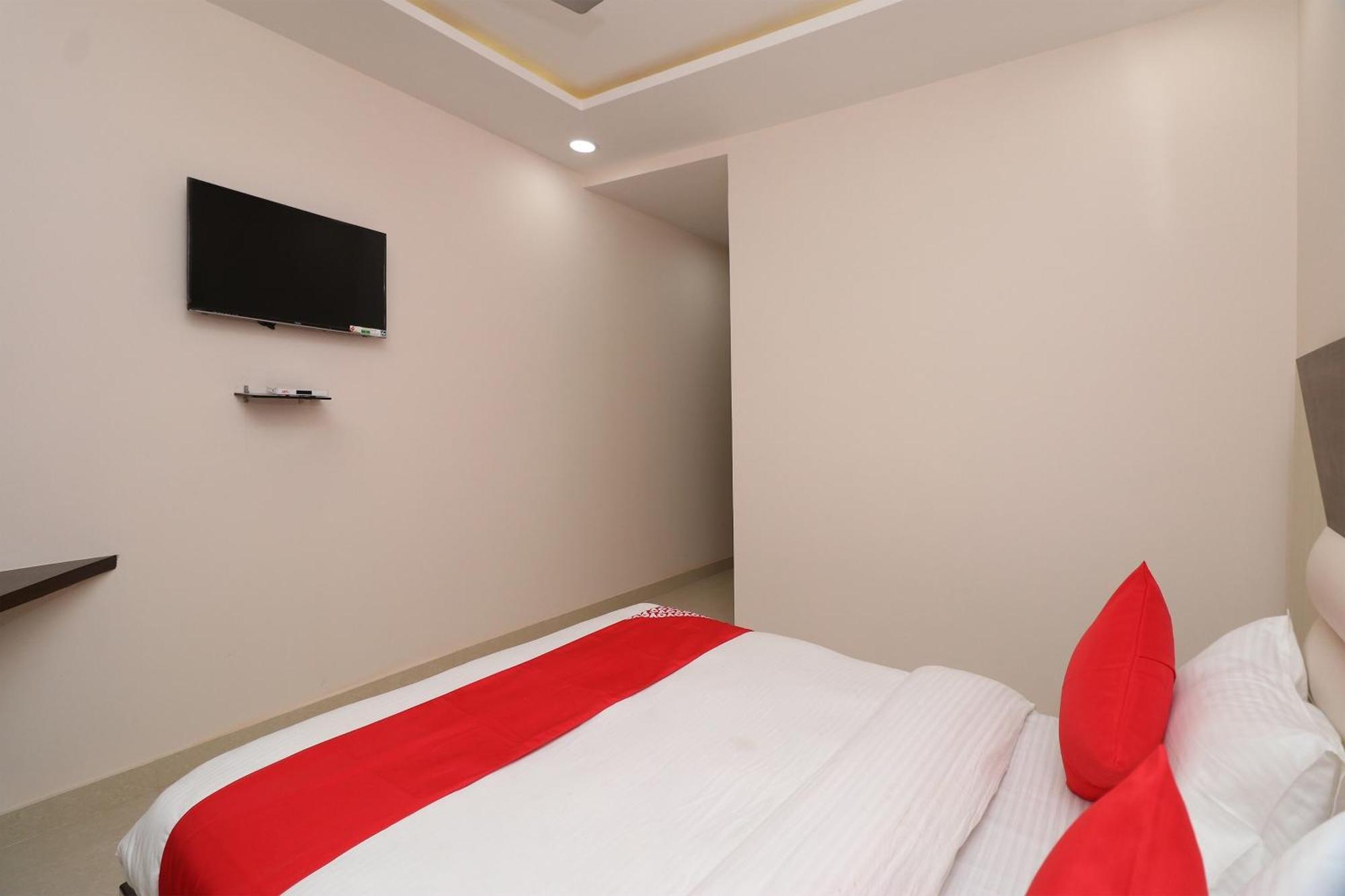 גורקפור Hotel Centre Point מראה חיצוני תמונה