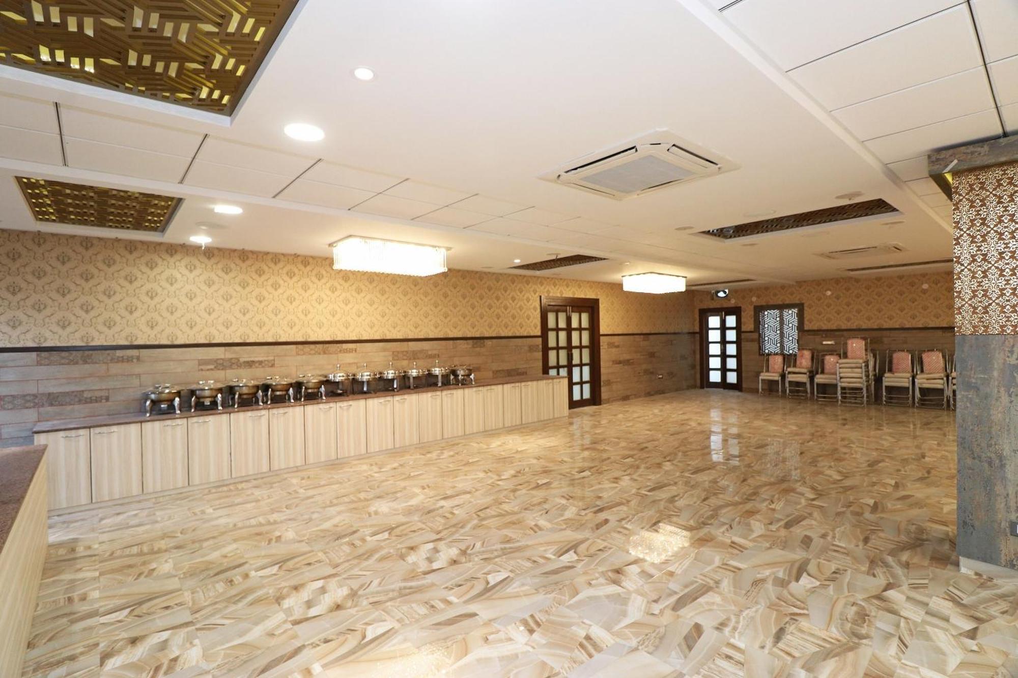 גורקפור Hotel Centre Point מראה חיצוני תמונה
